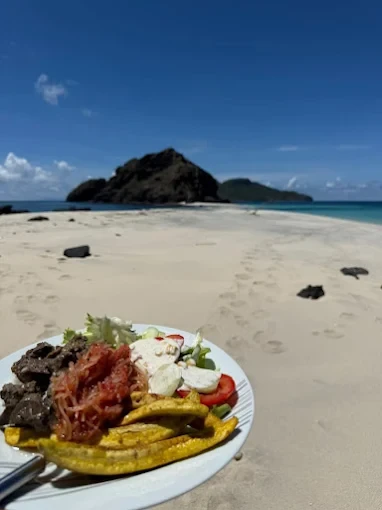 Plage face à un îlot, assiette de spécialités locales