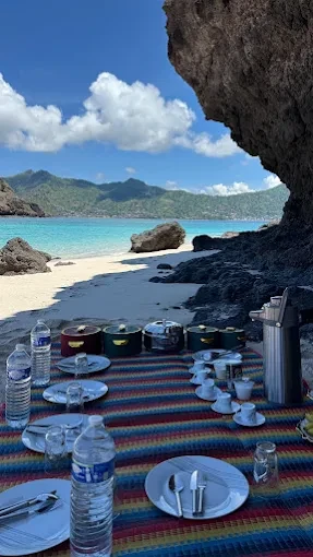 Repas dressé à l'ombre d'un rocher