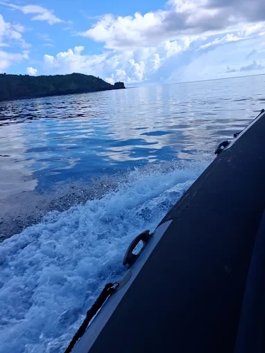 Sillage de l'embarcation sur le lagon