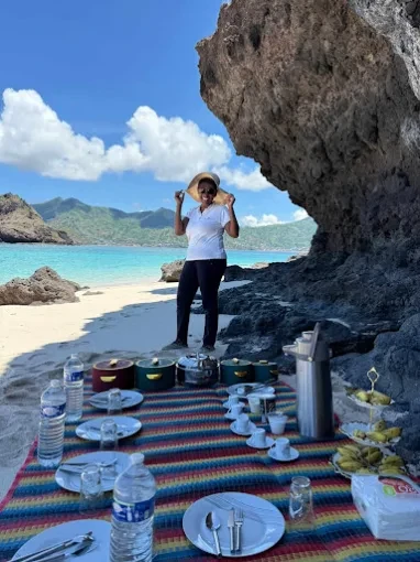 Table dressée sur la plage