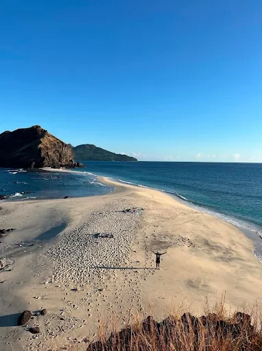 Langue de sable entre deux eaux