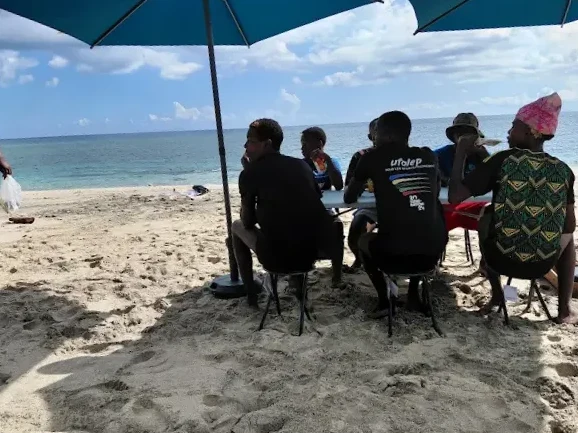 Repas à l'ombre des parasols