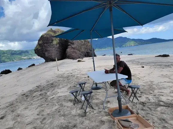 Table sous les parasols près d'un rocher