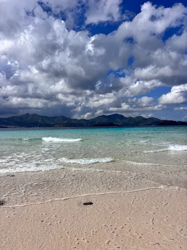 Plage, nuages et lagon